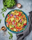 Salat mit Huhn, Gemüse und Käse. Gesunde Ernährung. Ansicht von oben. — Stockfoto