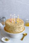 Медовый торт с горящими свечами на день рождения — стоковое фото
