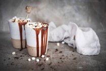 Cioccolata calda condita con mini marshmallow — Foto stock