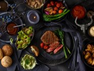 Стейк на гриле с овощами и салатом — стоковое фото