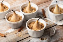 Birnenbrösel mit Mandeln, serviert mit Joghurt — Stockfoto