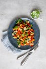 Plato de verduras con tofu - foto de stock