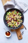 Рисовый салат с кукурузой и фасолью — стоковое фото