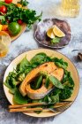 Стейк з лосося на грилі з овочами — стокове фото