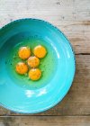 Geschlagene Eier in einer türkisfarbenen Schüssel — Stockfoto