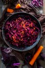 Красный капустный салат с морковью — стоковое фото