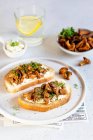 Toast with goat's cheese and chanterelles — Stock Photo