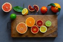 Various citrus fruits, partly in slices and pieces — Fotografia de Stock