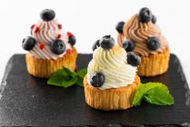 Cupcake à la crème au beurre et aux bleuets — Photo de stock