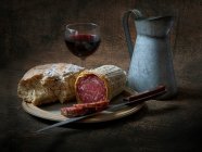 Salame italiano, pane e vino rosso — Foto stock