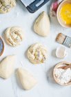 Prepare yeast rolls with poppy seeds — Stock Photo
