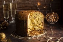Panettone tranché. Dessert de Noël italien avec verres à vin — Photo de stock