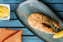 Bistecca di pesce alla griglia con erbe aromatiche e limone — Foto stock