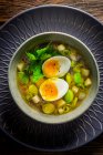 Sopa de puerro y patata con huevos cerosos - foto de stock