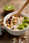 Завтрак с низким содержанием углеводов со свежими фруктами, йогуртом и орехами — стоковое фото