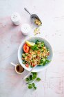 Salada com frango, legumes e queijo. comida saudável. vista superior. — Fotografia de Stock
