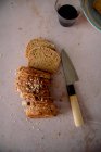 Close-up tiro de delicioso pão de aveia espelta cortado em fatias — Fotografia de Stock