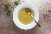Un bol de bouillon de légumes clair — Photo de stock