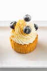 Cupcake con crema di burro e mirtilli — Foto stock