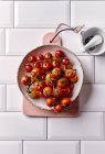 Коктейльные помидоры в керамической миске — стоковое фото