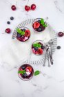 Small glasses with mascarpone cream and egg-free cream with cherries and blackberries — Foto stock