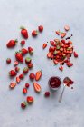 Strawberry jam and fresh strawberries — Stock Photo