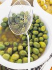 Оливки в скляній мисці — стокове фото