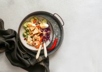 Indonesische frische würzige Salat Gado Gado mit Erdnusssoße — Stockfoto