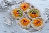 Pastelería danesa vegana con kiwis, cuajada de vainilla y mandarinas - foto de stock