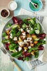 Warme knusprige Kartoffeln, Feta-Käse und Rosinen-Salat — Stockfoto