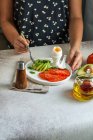 Desayuno vegetal con huevo cocido - foto de stock