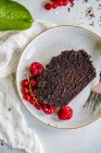 Torta al cioccolato con ribes fresco e lamponi — Foto stock