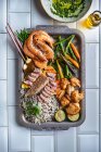 Camarão e filé de bonito com legumes, mamão e arroz — Fotografia de Stock