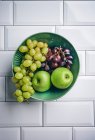 Raisins de table bleus et verts, Granny Smith — Photo de stock