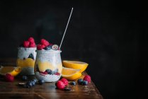 Пудинг Skyr Chia с лимонным творогом и ягодами — стоковое фото