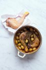 Patas de pollo asadas con aceitunas y romero - foto de stock