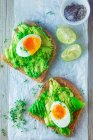 Avocado-Toast mit gekochtem Ei und Kresse — Stockfoto