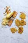 Рости и сырой картофель на овощной терке — стоковое фото