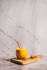 Latte d'oro in vetro con paglia di vetro e curcuma macinata — Foto stock