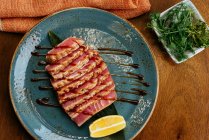 Atún a la parrilla con hierbas y limón - foto de stock