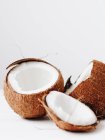 Открытые кокосы крупным планом — стоковое фото