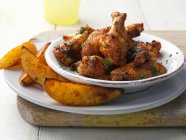 Spicy chicken wings and potato wedges - foto de stock