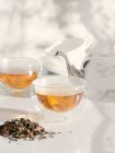 Thé blanc dans des tasses en verre — Photo de stock