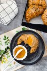 Sesame croissants with mango jam — Stock Photo