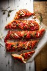 Spelt pizza with salami and caper apples - foto de stock