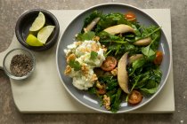 Салат из шпината с авокадо, рикоттой и грибами — стоковое фото
