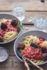 Спагетті з томатним соусом і веганськими тофу фрикадельками — стокове фото