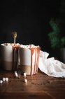 Heiße Schokolade garniert mit Mini-Marshmallows — Stockfoto