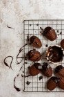 Madeleine al cioccolato con salsa al cioccolato — Foto stock