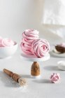 Deliziosi marshmallow su uno sfondo bianco — Foto stock